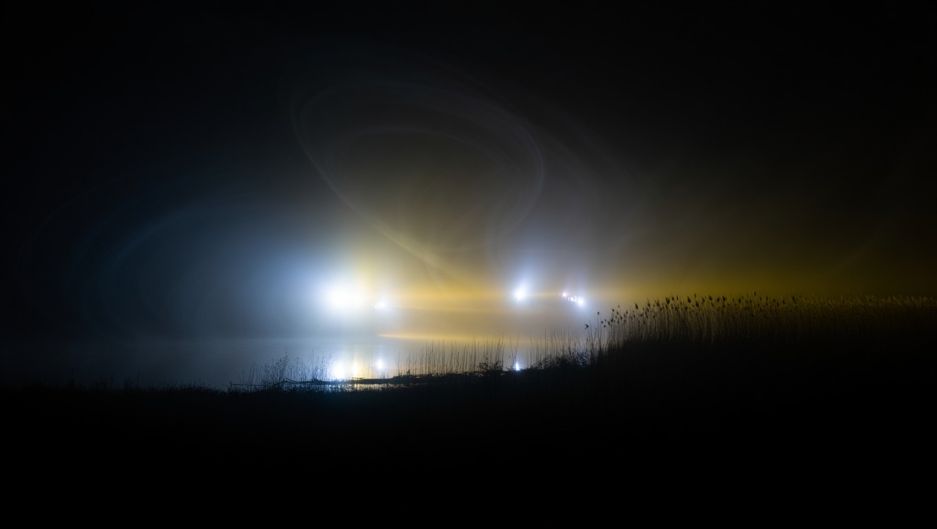 Különös fények jelentek meg a Tisza partján a hétfőről keddre virradó éjszakán – a helyiek szerint ez nem lehet természetes jelenség