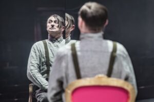 Az RSC közzéteszi Arturo Ui megállítható felemelkedésének fotóit Mark Gatiss-szel