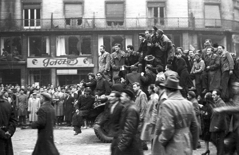 Túl az ünnepélyeken – 1956 kevésbé ismert versekben, fotókban és dalokban Túl az ünnepélyeken – 1956 kevésbé ismert versekben, fotókban és dalokban