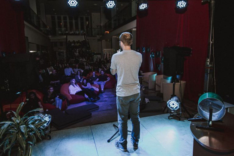 Otthonkereső Slam Poetry est az AGORA – Művelődési és Sportházban Otthonkereső Slam Poetry est az AGORA – Művelődési és Sportházban