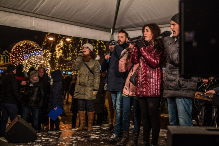 Angyalok éneke Szombathelyen – Flashmob a karácsonyi vásárban Angyalok éneke Szombathelyen – Flashmob a karácsonyi vásárban