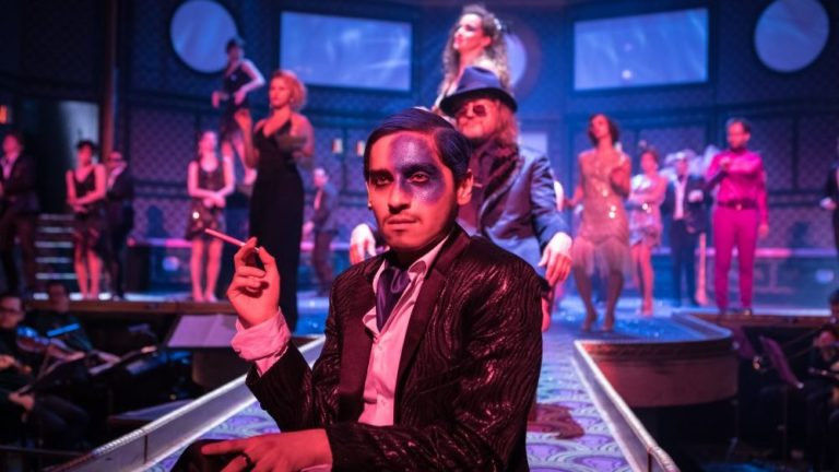 Csillogás a jazzkorszakban – A nagy Gatsby színpadon Csillogás a jazzkorszakban – A nagy Gatsby színpadon