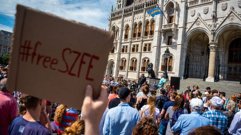 A Magyar Műfordítók Egyesülete és rengeteg más szervezet, csoport is kiáll az SZFE mellett