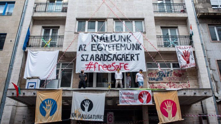 Más egyetemek hallgatói is beálltak az SZFE-s diákok október 23-i demonstrációja mögé