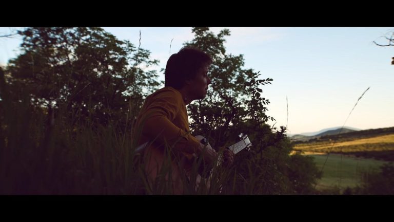 „Idebenn a csend a te zenédre vár” – Videoklip jelent meg Szesztay Dávid Gyertyaláng című dalához