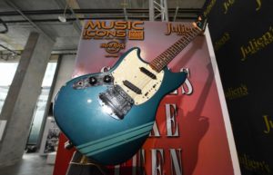 Elárverezik Kurt Cobain legendás kék gitárját