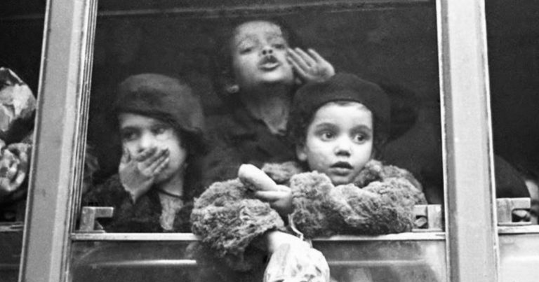 Háború gyerekszemmel – Anne Frank és Jeva Szkaliecka naplói nyomán