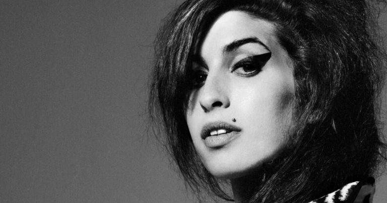 Kiadják Amy Winehouse kéziratait